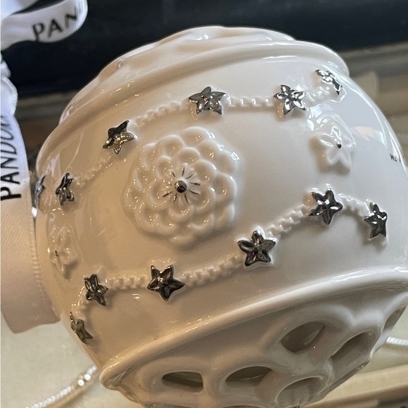 Pandora’s 2011 Collectors Christmas Ornament - Picture 2 of 4